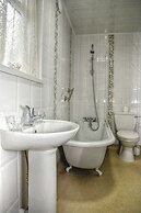 Lion Hotel and Studio Apartments