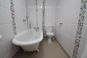 Lion Hotel and Studio Apartments