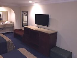 Walnut Inn & Suites West Covina