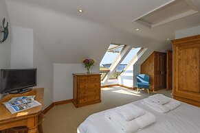 Beachcombers Apartments