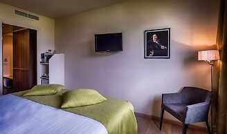 Cleythil Hotel