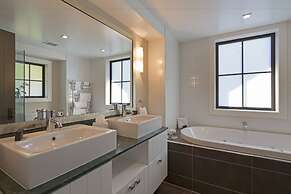 Commonage Villas by Staysouth