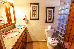 Clarion Suites Roatan at Pineapple Villas