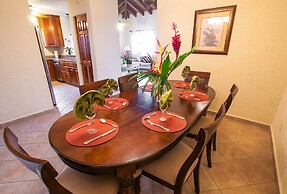 Clarion Suites Roatan at Pineapple Villas