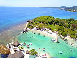 Clarion Suites Roatan at Pineapple Villas