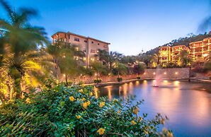 Clarion Suites Roatan at Pineapple Villas