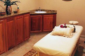 Clarion Suites Roatan at Pineapple Villas