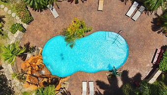 Clarion Suites Roatan at Pineapple Villas