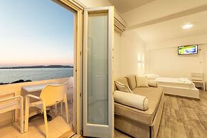 Stratos Studios & Apartments