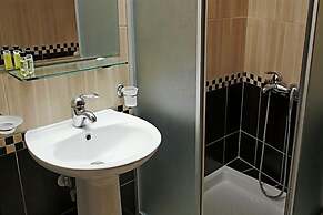 Leonidas Hotel & Apartments