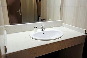 Leonidas Hotel & Apartments