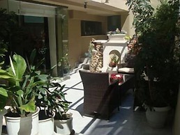 Leonidas Hotel & Apartments