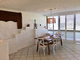 Breakers North Absolute Beachfront Apartments