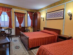 Family Hotel at Renaissance Square