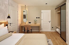 Hotel Moeesy, Blue & Green Oasis