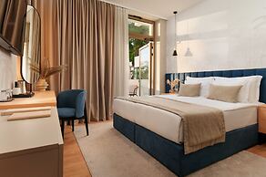 Hotel Moeesy, Blue & Green Oasis