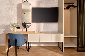 Hotel Moeesy, Blue & Green Oasis