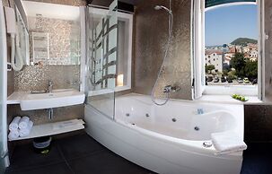 Authentic Luxury Rooms