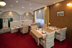 Authentic Luxury Rooms