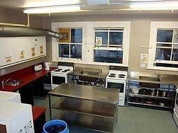 Surf 'N' Snow Backpackers - Hostel