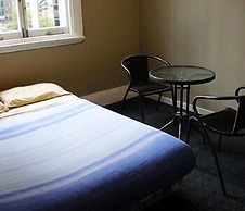 Surf 'N' Snow Backpackers - Hostel