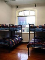Surf 'N' Snow Backpackers - Hostel