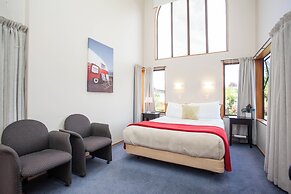 Cascades Lakefront Motel