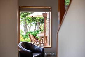 Cascades Lakefront Motel