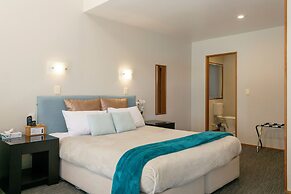 Cascades Lakefront Motel
