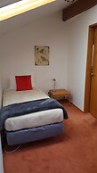 Cascades Lakefront Motel