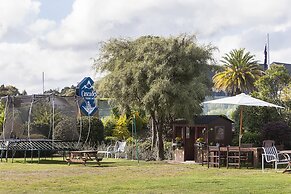 Cascades Lakefront Motel