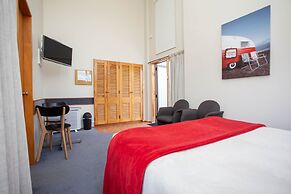 Cascades Lakefront Motel