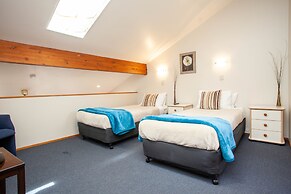 Cascades Lakefront Motel
