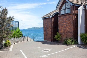 Cascades Lakefront Motel