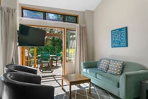 Cascades Lakefront Motel