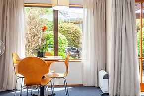 Cascades Lakefront Motel