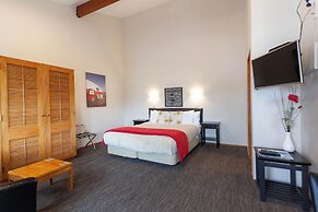 Cascades Lakefront Motel