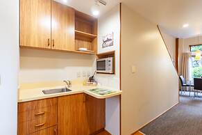 Cascades Lakefront Motel