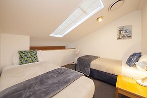 Cascades Lakefront Motel
