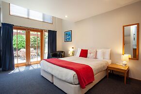 Cascades Lakefront Motel