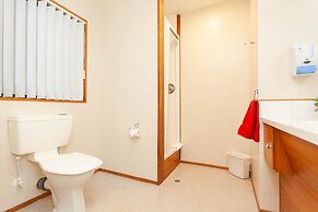 Cascades Lakefront Motel