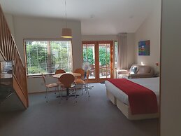 Cascades Lakefront Motel