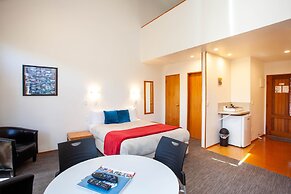 Cascades Lakefront Motel