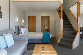 Cascades Lakefront Motel