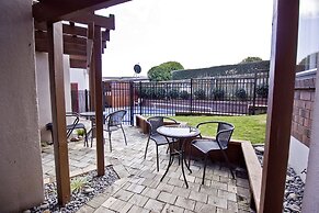 Cascades Lakefront Motel