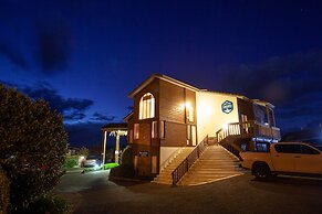 Cascades Lakefront Motel