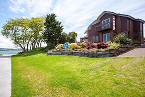 Cascades Lakefront Motel