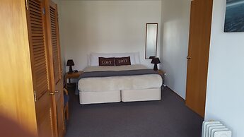 Cascades Lakefront Motel