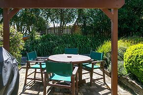 Cascades Lakefront Motel