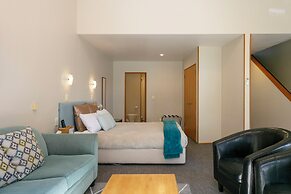 Cascades Lakefront Motel